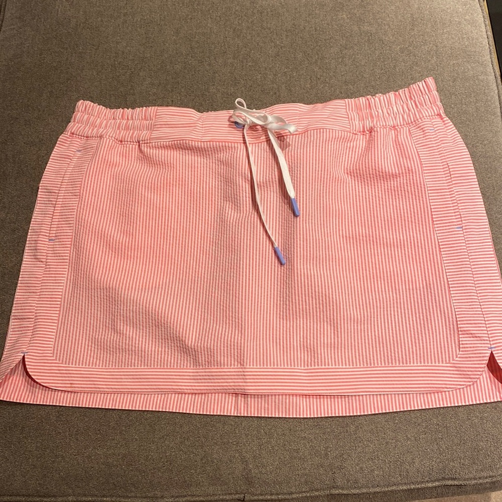 Vineyard Vines seersucker performance skirt in pink stripe XL